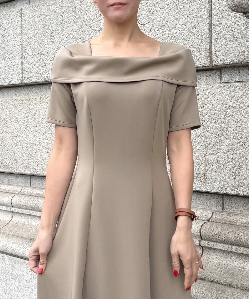 JENNE(ジェンヌ)の「-3キロ見えオフショルワンピース(ワンピース・レディース・ブルー/ブラック/ベージュ・SMALL/MEDIUM/LARGE)」の7枚目の写真