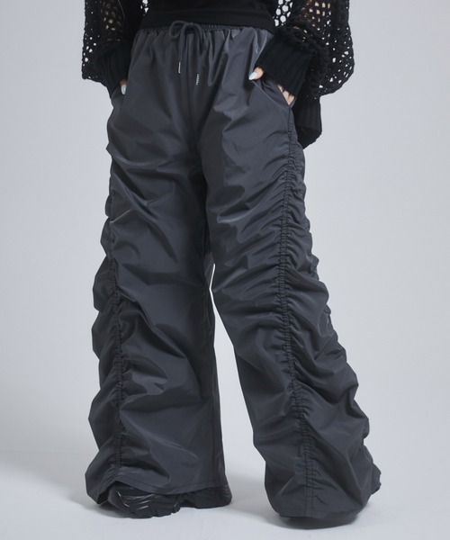 ENVYM（アンビー）の「ギャザーナイロンパンツ（その他パンツ・レディース・ベージュ/チャコールグレー・FREE）」の2枚目の写真