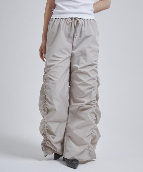 ENVYM（アンビー）の「ギャザーナイロンパンツ（その他パンツ・レディース・ベージュ/チャコールグレー・FREE）」の9枚目の写真