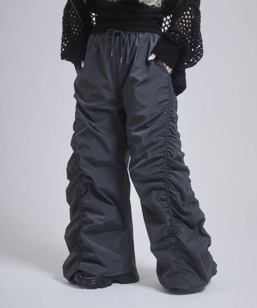 ENVYM（アンビー）の「ギャザーナイロンパンツ（その他パンツ・レディース・ベージュ/チャコールグレー・FREE）」の4枚目の写真