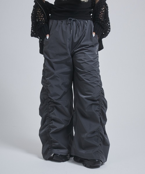 ENVYM（アンビー）の「ギャザーナイロンパンツ（その他パンツ・レディース・ベージュ/チャコールグレー・FREE）」の5枚目の写真