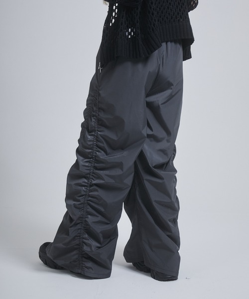 ENVYM（アンビー）の「ギャザーナイロンパンツ（その他パンツ・レディース・ベージュ/チャコールグレー・FREE）」の6枚目の写真