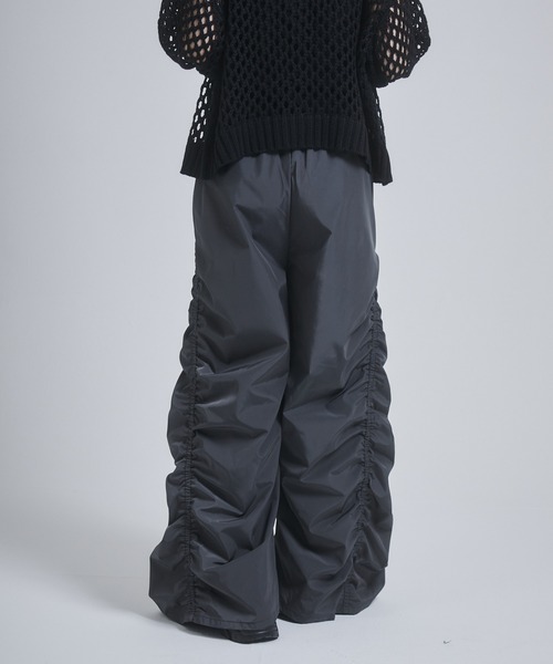 ENVYM（アンビー）の「ギャザーナイロンパンツ（その他パンツ・レディース・ベージュ/チャコールグレー・FREE）」の7枚目の写真