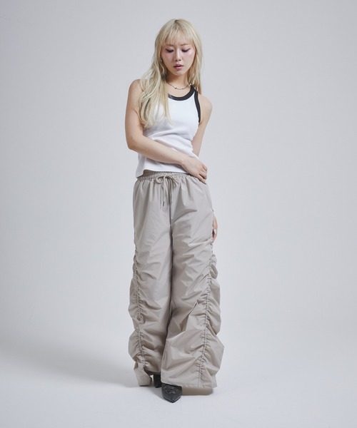 ENVYM（アンビー）の「ギャザーナイロンパンツ（その他パンツ・レディース・ベージュ/チャコールグレー・FREE）」の21枚目の写真