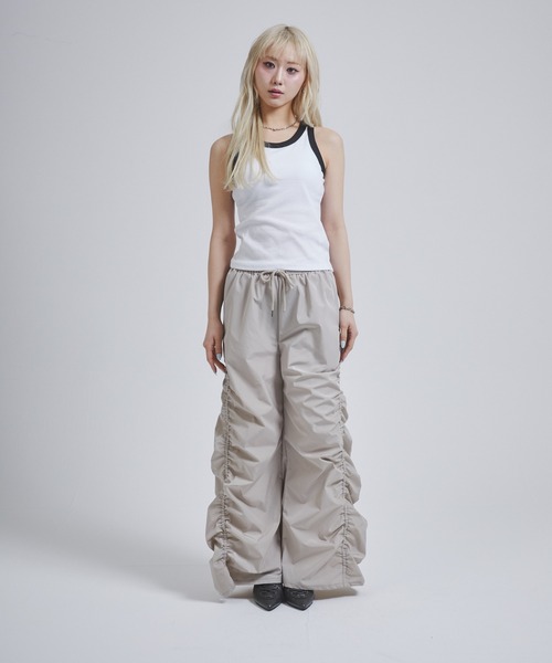 ENVYM（アンビー）の「ギャザーナイロンパンツ（その他パンツ・レディース・ベージュ/チャコールグレー・FREE）」の22枚目の写真