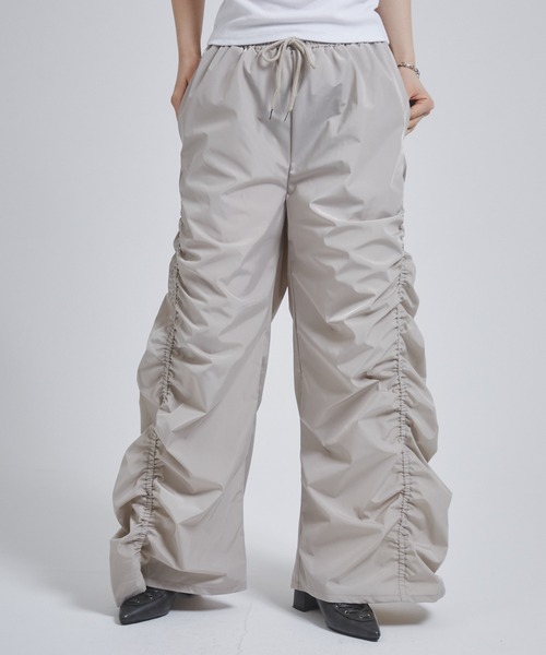 ENVYM（アンビー）の「ギャザーナイロンパンツ（その他パンツ・レディース・ベージュ/チャコールグレー・FREE）」の8枚目の写真