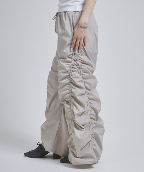 ENVYM（アンビー）の「ギャザーナイロンパンツ（その他パンツ・レディース・ベージュ/チャコールグレー・FREE）」の12枚目の写真
