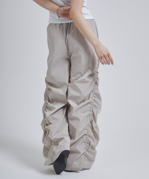 ENVYM（アンビー）の「ギャザーナイロンパンツ（その他パンツ・レディース・ベージュ/チャコールグレー・FREE）」の14枚目の写真