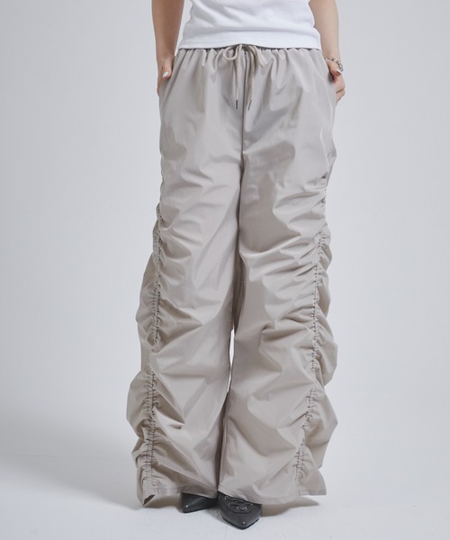 ENVYM（アンビー）の「ギャザーナイロンパンツ（その他パンツ・レディース・ベージュ/チャコールグレー・FREE）」の15枚目の写真