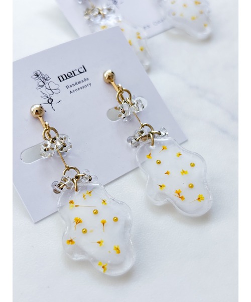 tone(トーン)の「【YM】黄花×ニュアンス レジン イヤリング(MA)(イヤリング・レディース・ホワイト・FREE)」の2枚目の写真