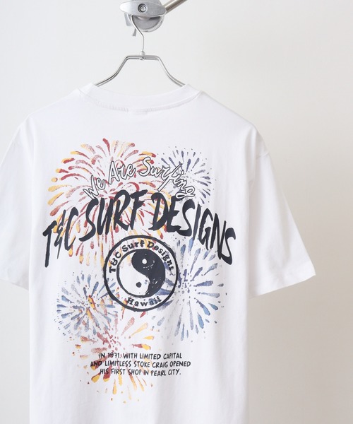 T&C(タウン&カントリー)の「T&C タウン&カントリー フロントプリント バックプリント サーファーズ 半袖TEEシャツ(Tシャツ/カットソー・メンズ・ホワイト系その他2/ホワイト系その他4/ブラック/ブルー系その他2/ブルー系その他3/ブルー系その他4/ホワイト系その他5/サックスブルー/ブルー系その他5/ホワイト系その他6/ブラック系その他2/ブルーグレー/ネイビー/ブルー系その他/イエロー/ベージュ/ホワイト/ホワイト系その他/ホワイト系その他3/ベージュ系その他2・M/L/LL)」の2枚目の写真