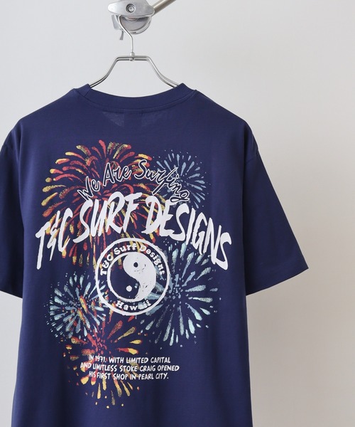 T&C(タウン&カントリー)の「T&C タウン&カントリー フロントプリント バックプリント サーファーズ 半袖TEEシャツ(Tシャツ/カットソー・メンズ・ホワイト系その他2/ホワイト系その他4/ブラック/ブルー系その他2/ブルー系その他3/ブルー系その他4/ホワイト系その他5/サックスブルー/ブルー系その他5/ホワイト系その他6/ブラック系その他2/ブルーグレー/ネイビー/ブルー系その他/イエロー/ベージュ/ホワイト/ホワイト系その他/ホワイト系その他3/ベージュ系その他2・M/L/LL)」の15枚目の写真