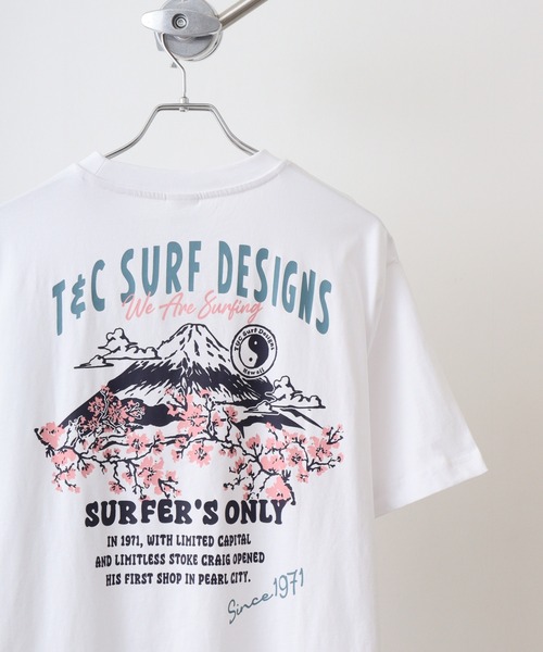 T&C(タウン&カントリー)の「T&C タウン&カントリー フロントプリント バックプリント サーファーズ 半袖TEEシャツ(Tシャツ/カットソー・メンズ・ホワイト系その他2/ホワイト系その他4/ブラック/ブルー系その他2/ブルー系その他3/ブルー系その他4/ホワイト系その他5/サックスブルー/ブルー系その他5/ホワイト系その他6/ブラック系その他2/ブルーグレー/ネイビー/ブルー系その他/イエロー/ベージュ/ホワイト/ホワイト系その他/ホワイト系その他3/ベージュ系その他2・M/L/LL)」の1枚目の写真