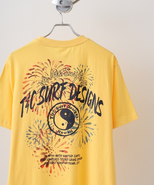 T&C(タウン&カントリー)の「T&C タウン&カントリー フロントプリント バックプリント サーファーズ 半袖TEEシャツ(Tシャツ/カットソー・メンズ・ホワイト系その他2/ホワイト系その他4/ブラック/ブルー系その他2/ブルー系その他3/ブルー系その他4/ホワイト系その他5/サックスブルー/ブルー系その他5/ホワイト系その他6/ブラック系その他2/ブルーグレー/ネイビー/ブルー系その他/イエロー/ベージュ/ホワイト/ホワイト系その他/ホワイト系その他3/ベージュ系その他2・M/L/LL)」の20枚目の写真