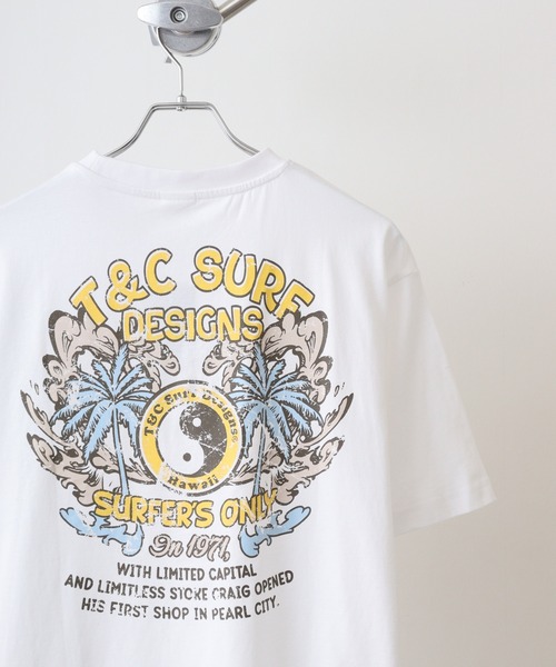 T&C(タウン&カントリー)の「T&C タウン&カントリー フロントプリント バックプリント サーファーズ 半袖TEEシャツ(Tシャツ/カットソー・メンズ・ホワイト系その他2/ホワイト系その他4/ブラック/ブルー系その他2/ブルー系その他3/ブルー系その他4/ホワイト系その他5/サックスブルー/ブルー系その他5/ホワイト系その他6/ブラック系その他2/ブルーグレー/ネイビー/ブルー系その他/イエロー/ベージュ/ホワイト/ホワイト系その他/ホワイト系その他3/ベージュ系その他2・M/L/LL)」の3枚目の写真