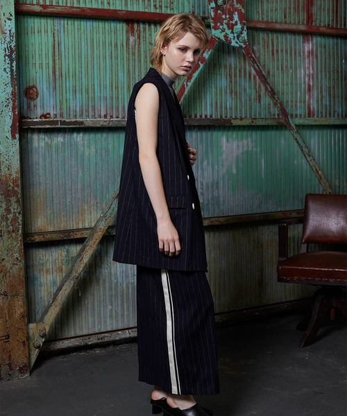 VERSEAU(ヴェルソー)の「サスペンダー付き ハイウエストラインスカート(スカート・レディース・ベージュ/ネイビー・SMALL/MEDIUM)」の11枚目の写真