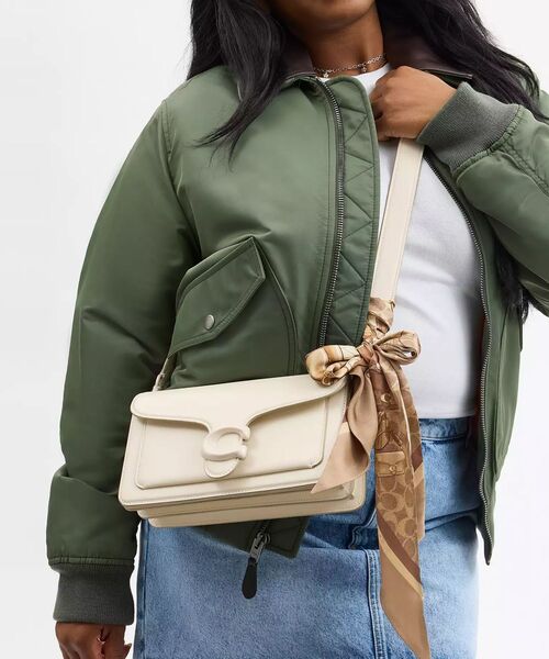 スタックド タビー バッグ プリント シルク スキニー スカーフ COACH スタックド タビー バッグ プリント シルク スキニー スカーフ