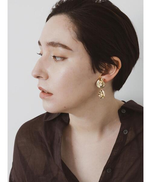 Te chichi（テチチ）の「ニュアンスフラワーイヤリング（イヤリング・レディース・ゴールド/シルバー・F）」の3枚目の写真