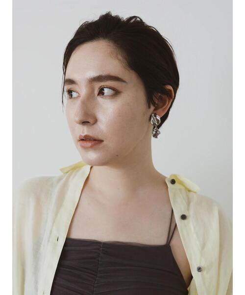 Te chichi（テチチ）の「ニュアンスフラワーイヤリング（イヤリング・レディース・ゴールド/シルバー・F）」の4枚目の写真