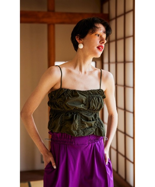 OMMO（オーエムエムオー）の「IRREGULAR SHIRRING CAMISOLE（キャミソール・レディース・ブラック/カーキ・SMALL/MEDIUM）」の2枚目の写真