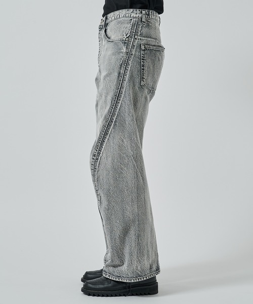 NVRFRGT(ネヴァーフォーゲット)の「【NVRFRGT】別注 3D TWISTED WIDE LEG JEANS - BLEACHED(デニムパンツ・メンズ・グレー・1/2)」の4枚目の写真