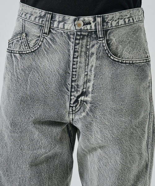 NVRFRGT(ネヴァーフォーゲット)の「【NVRFRGT】別注 3D TWISTED WIDE LEG JEANS - BLEACHED(デニムパンツ・メンズ・グレー・1/2)」の6枚目の写真