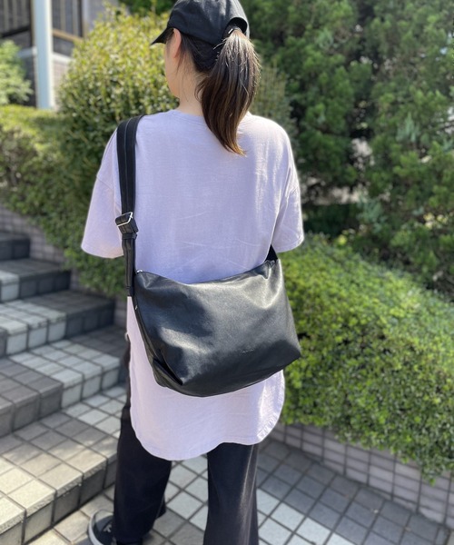 Legato Largo(レガートラルゴ)の「Legato Largo ハンモックフェイクレザーA4ワンショルダーバッグ(ショルダーバッグ・レディース・ブラック/アイボリー・FREE)」の3枚目の写真