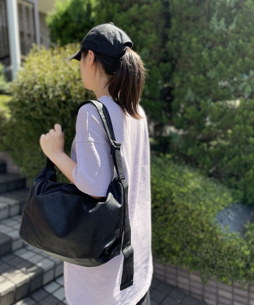 Legato Largo(レガートラルゴ)の「Legato Largo ハンモックフェイクレザーA4ワンショルダーバッグ(ショルダーバッグ・レディース・ブラック/アイボリー・FREE)」の4枚目の写真