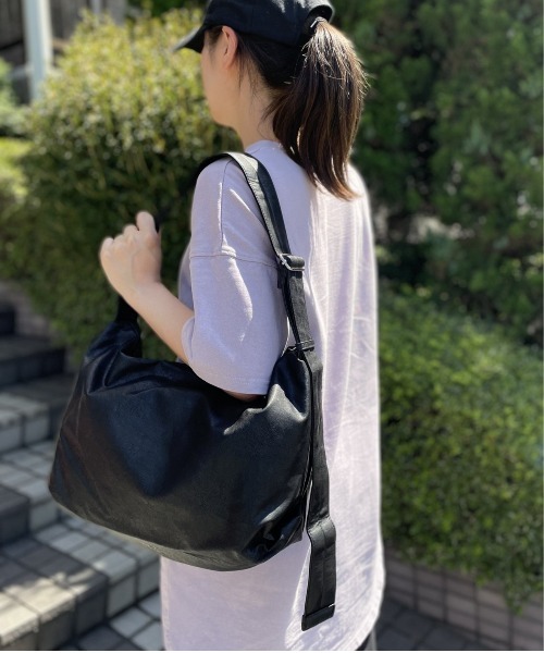 Legato Largo(レガートラルゴ)の「Legato Largo ハンモックフェイクレザーA4ワンショルダーバッグ(ショルダーバッグ・レディース・ブラック/アイボリー・FREE)」の5枚目の写真