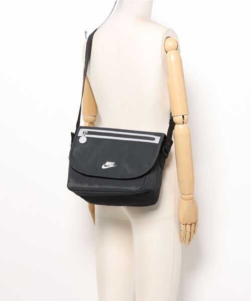 NIKE（ナイキ）の「《NIKEアパレル》ﾌﾗｯｸﾞﾅｲｷ NAN NK FUTURA MESSENG（ショルダーバッグ・メンズ・ブラック・フリー）」の5枚目の写真