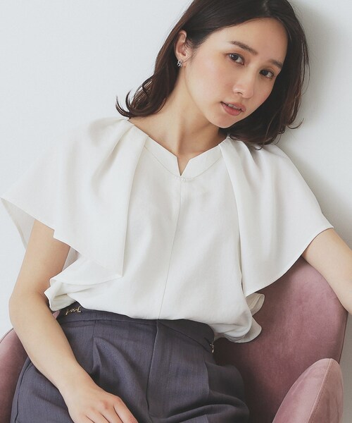 index（インデックス）の「《7色展開/S-LLサイズ》フリルタックスリーブキーネックブラウス【吸水速乾/洗濯機可/イージーアイロン/抗ピル】（シャツ/ブラウス・レディース・チャコール/ナチュラル/パープル系1/ダークブラウン/ネイビー/ピンク系1/ホワイト系9・40/36/42/38）」の2枚目の写真