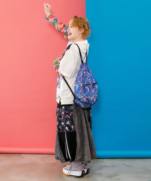 ScoLar（スカラー）の「652435：バナナ・蝶・くらげ 3柄展開パッカブルナップサック（バックパック/リュック・レディース・アイボリー/ブラック/ブルー・FREE）」の13枚目の写真