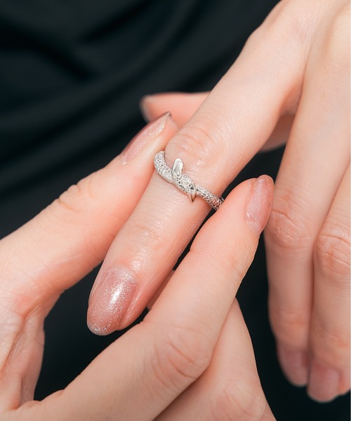 Jewel closet by L&Co.(ジュエルクローゼットバイエルアンドコー)の「プラチナ ヘビ/スネーク リング(リング・レディース・シルバー系2/シルバー系3/シルバー系1・15号/13号)」の15枚目の写真