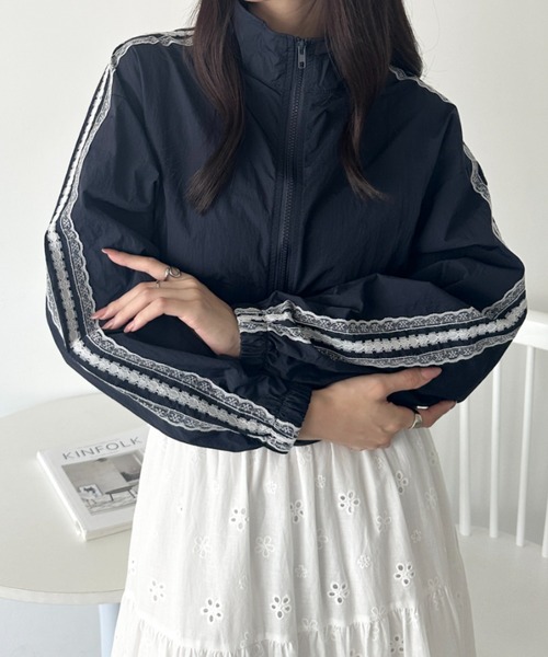 wears(ウェアーズ)の「レースラインナイロントラックブルゾン(ジャージ・レディース・ブラック/ネイビー/ホワイト・FREE)」の22枚目の写真
