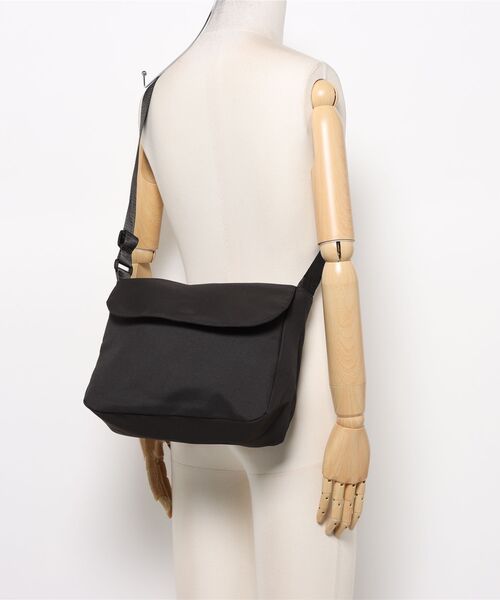 TONE SELECT GOODS（トーンセレクトグッズ）の「urbanfemine./シンプルショルバーバッグ U7521（ショルダーバッグ・レディース・ブラック/ダークブラウン・FREE）」の8枚目の写真