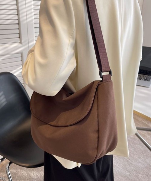 TONE SELECT GOODS（トーンセレクトグッズ）の「urbanfemine./シンプルショルバーバッグ U7521（ショルダーバッグ・レディース・ブラック/ダークブラウン・FREE）」の3枚目の写真