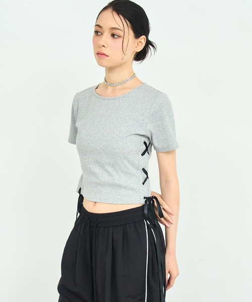 ANAP(アナップ)の「サイド レースアップ リボン リブ トップス Tシャツ(Tシャツ/カットソー・レディース・ホワイト/ブラック/グレー・FREE)」の2枚目の写真