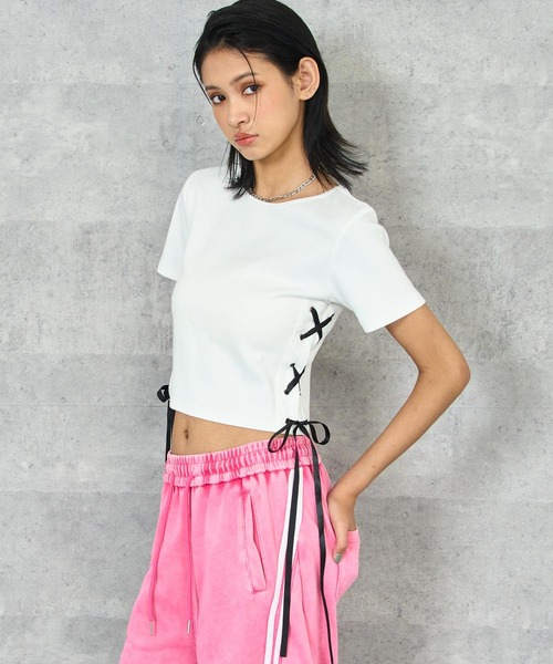 ANAP(アナップ)の「サイド レースアップ リボン リブ トップス Tシャツ(Tシャツ/カットソー・レディース・ホワイト/ブラック/グレー・FREE)」の1枚目の写真