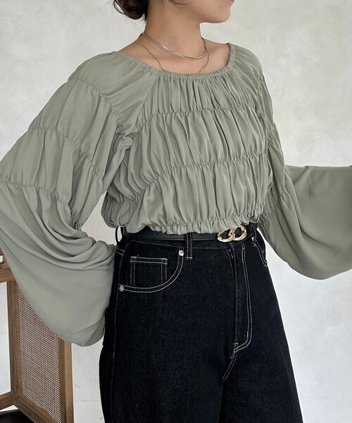 Thevon（ゼボン）の「ボリュームスリーブシャーリングワンショルブラウス（シャツ/ブラウス・レディース・グリーン/アイボリー/ブラック・FREE）」の3枚目の写真