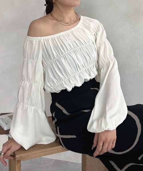 Thevon（ゼボン）の「ボリュームスリーブシャーリングワンショルブラウス（シャツ/ブラウス・レディース・グリーン/アイボリー/ブラック・FREE）」の2枚目の写真
