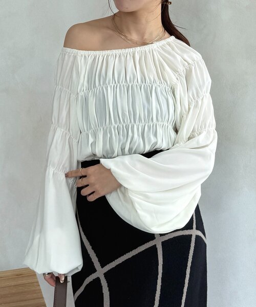 Thevon（ゼボン）の「ボリュームスリーブシャーリングワンショルブラウス（シャツ/ブラウス・レディース・グリーン/アイボリー/ブラック・FREE）」の5枚目の写真