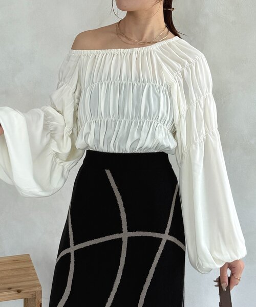 Thevon（ゼボン）の「ボリュームスリーブシャーリングワンショルブラウス（シャツ/ブラウス・レディース・グリーン/アイボリー/ブラック・FREE）」の6枚目の写真