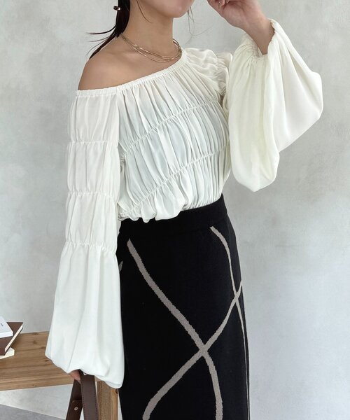 Thevon（ゼボン）の「ボリュームスリーブシャーリングワンショルブラウス（シャツ/ブラウス・レディース・グリーン/アイボリー/ブラック・FREE）」の8枚目の写真