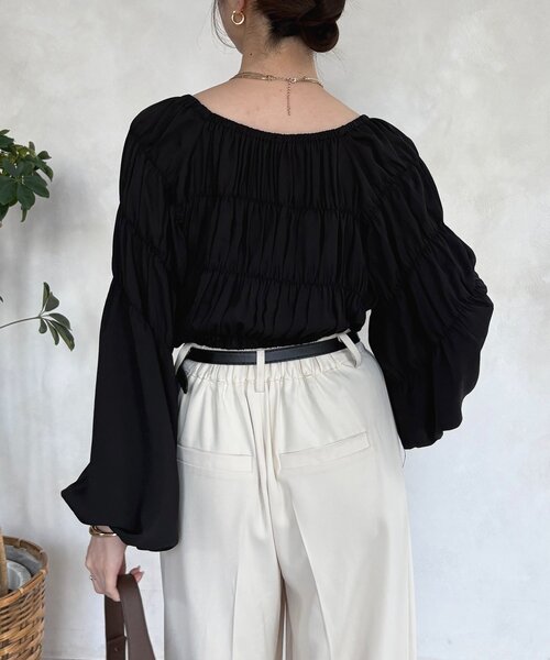 Thevon（ゼボン）の「ボリュームスリーブシャーリングワンショルブラウス（シャツ/ブラウス・レディース・グリーン/アイボリー/ブラック・FREE）」の15枚目の写真