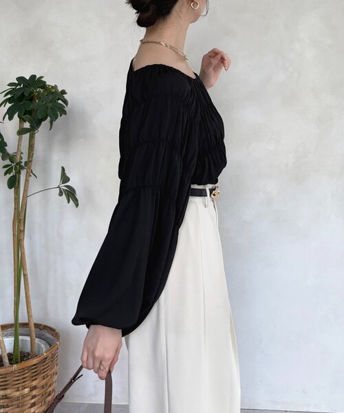 Thevon（ゼボン）の「ボリュームスリーブシャーリングワンショルブラウス（シャツ/ブラウス・レディース・グリーン/アイボリー/ブラック・FREE）」の16枚目の写真