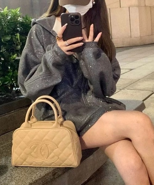 LADY LIKE(レディライク)の「キラキラ加工オーバーサイズパーカー(パーカー・レディース・ダークグレー・M/S)」の11枚目の写真