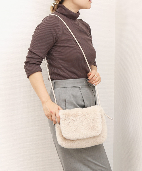 cache cache(カシュ カシュ)の「カシュカシュ cachecache / エコファーシンプルフラップショルダー(ショルダーバッグ・レディース・アイボリー/グレー/ベージュ系その他/ネイビー・FREE)」の2枚目の写真