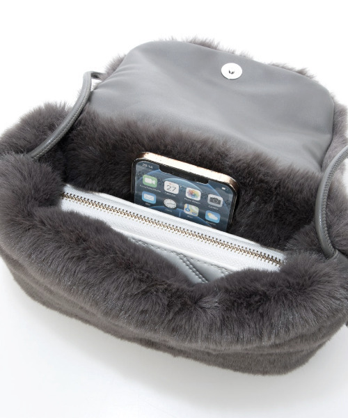 cache cache(カシュ カシュ)の「カシュカシュ cachecache / エコファーシンプルフラップショルダー(ショルダーバッグ・レディース・アイボリー/グレー/ベージュ系その他/ネイビー・FREE)」の20枚目の写真