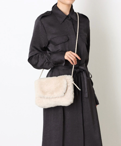 cache cache(カシュ カシュ)の「カシュカシュ cachecache / エコファーシンプルフラップショルダー(ショルダーバッグ・レディース・アイボリー/グレー/ベージュ系その他/ネイビー・FREE)」の14枚目の写真