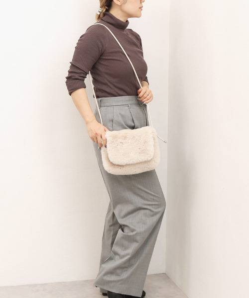 cache cache(カシュ カシュ)の「カシュカシュ cachecache / エコファーシンプルフラップショルダー(ショルダーバッグ・レディース・アイボリー/グレー/ベージュ系その他/ネイビー・FREE)」の13枚目の写真